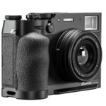 Leofoto LPF-X100VI handgreep gemonteerd onder een Fujifilm FinePix X100VI camera, vooraanzicht met lens en textuurgrip.