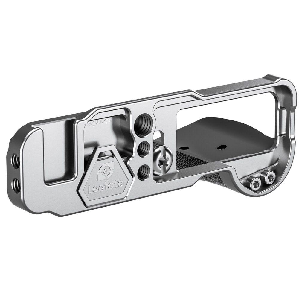 Leofoto LPF-X100VI handgreep onderaanzicht van zilveren basis met uitsparingen, anti-twist flenzen en draaischijf voor snelle montage.