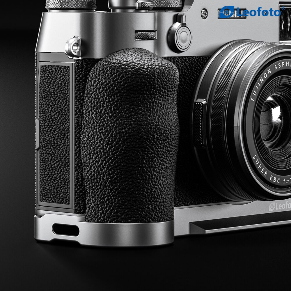 Leofoto LPF-X100VI handgreep vooraanzicht van Fujifilm FinePix X100 VI met gemonteerde grip naast de lens.