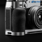 Leofoto LPF-X100VI handgreep vooraanzicht van Fujifilm FinePix X100 VI met gemonteerde grip naast de lens.