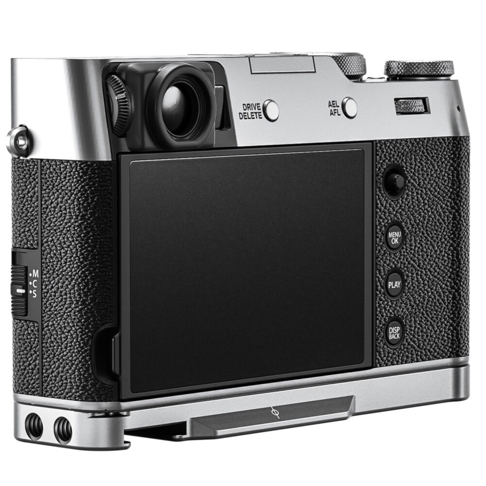 Leofoto LPF-X100VI handgreep achteraanzicht van Fujifilm FinePix X100 VI met lcd-scherm en gemonteerde bodemplaat.