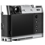 Leofoto LPF-X100VI handgreep achteraanzicht van Fujifilm FinePix X100 VI met lcd-scherm en gemonteerde bodemplaat.