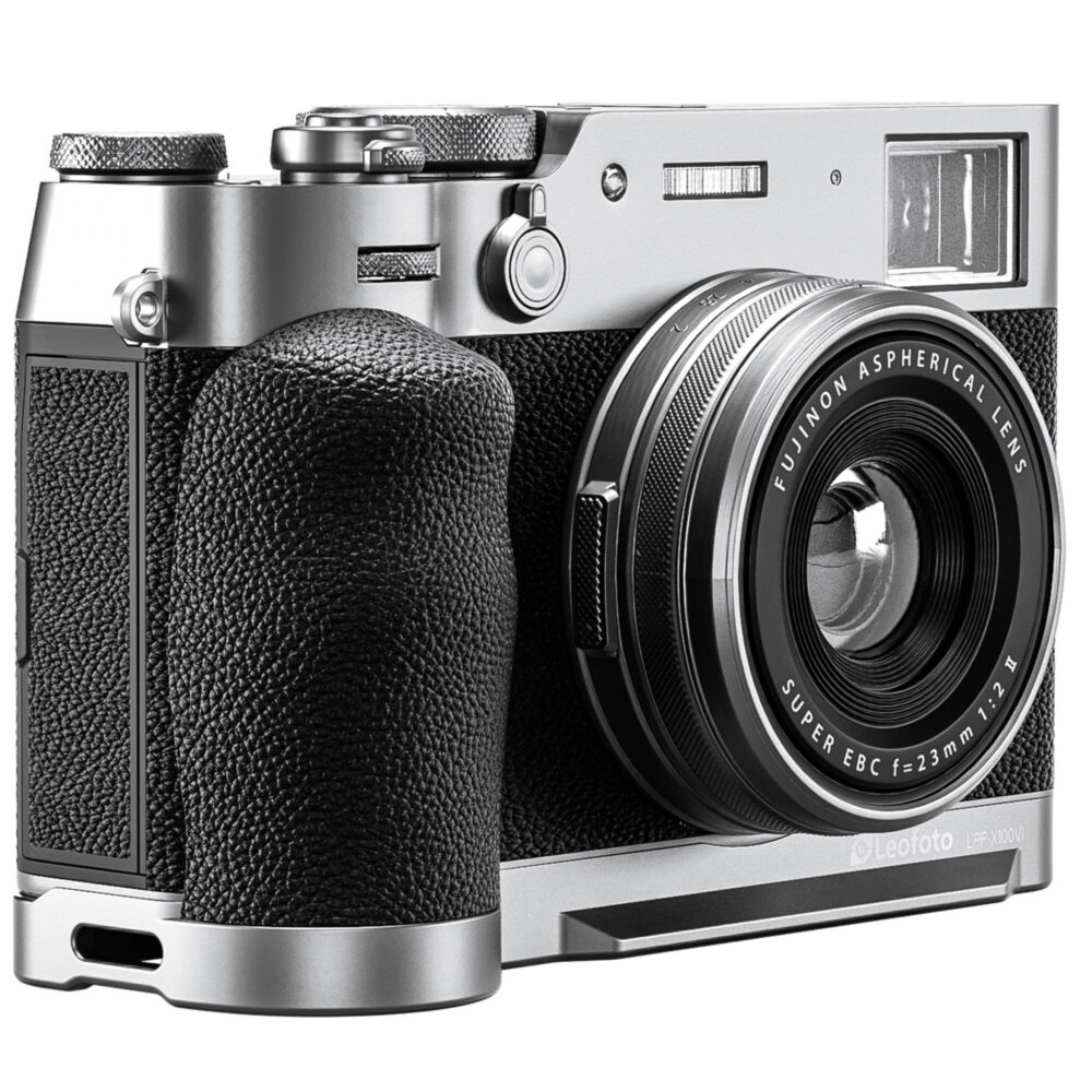 Leofoto LPF-X100VI handgreep perspectiefaanzicht van Fujifilm FinePix X100 VI met zilveren bodemplaat en ergonomische grip.