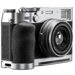 Leofoto LPF-X100VI handgreep perspectiefaanzicht van Fujifilm FinePix X100 VI met zilveren bodemplaat en ergonomische grip.