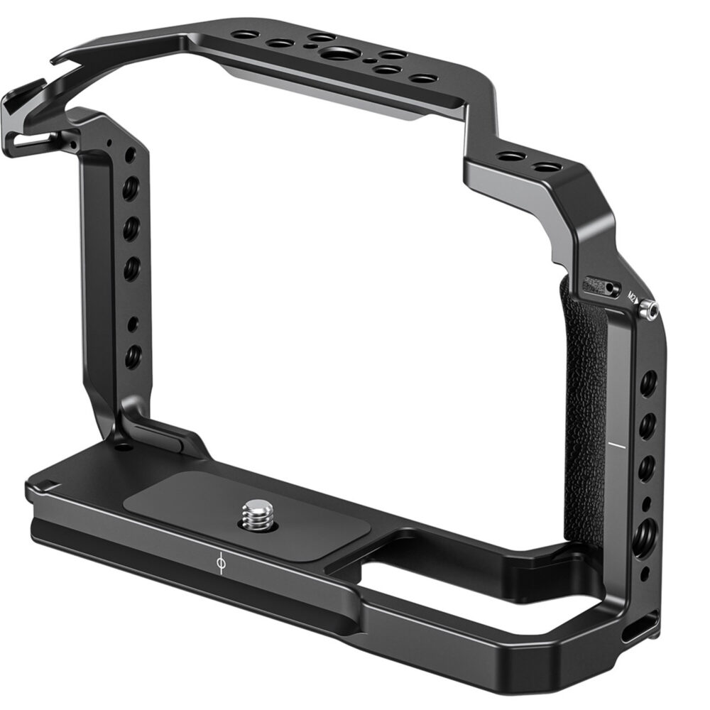 Leofoto X-T5 cameracage schuin zijaanzicht met zicht op 1/4-inch schroefgaten en basisplaat.