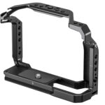 Leofoto X-T5 cameracage schuin zijaanzicht met zicht op 1/4-inch schroefgaten en basisplaat.