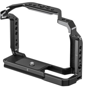 Leofoto X-T5 cameracage schuin zijaanzicht met zicht op 1/4-inch schroefgaten en basisplaat.