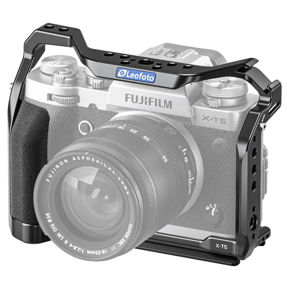 Leofoto X-T5 cameracage gemonteerd rond Fujifilm X-T5 camera met standaardzoomobjectief.