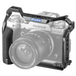Leofoto X-T5 cameracage gemonteerd rond Fujifilm X-T5 camera met standaardzoomobjectief.
