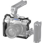 Leofoto X-T5 cameracage op Fujifilm X-T5 met gemonteerde top handle en extra accessoires.