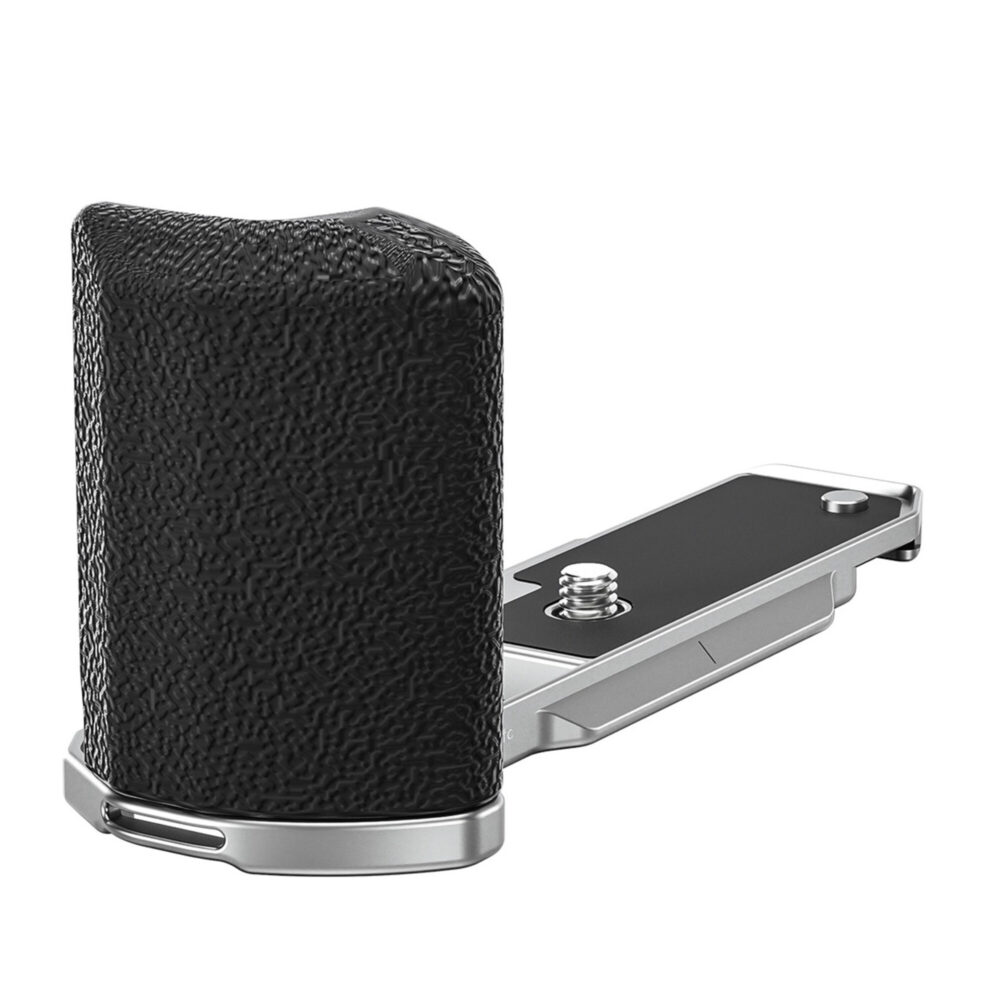 Leofoto handgreep voor Nikon Z fc (zilver) zijaanzicht van zilveren bodemplaat met zwarte ergonomische grip.