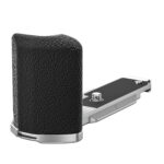 Leofoto handgreep voor Nikon Z fc (zilver) zijaanzicht van zilveren bodemplaat met zwarte ergonomische grip.