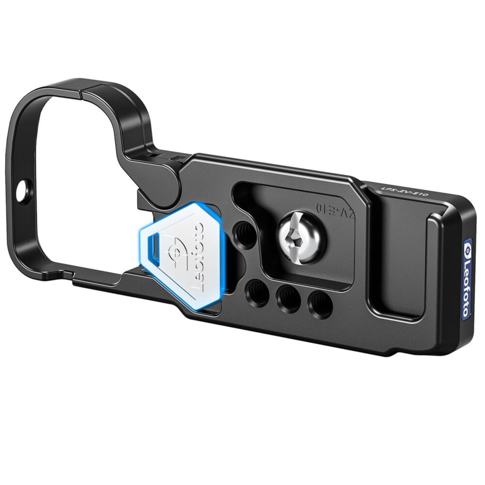 Leofoto ZV-E10 handgreep onderaanzicht met muntvormige draaischijf voor snelle bevestiging aan de camera.