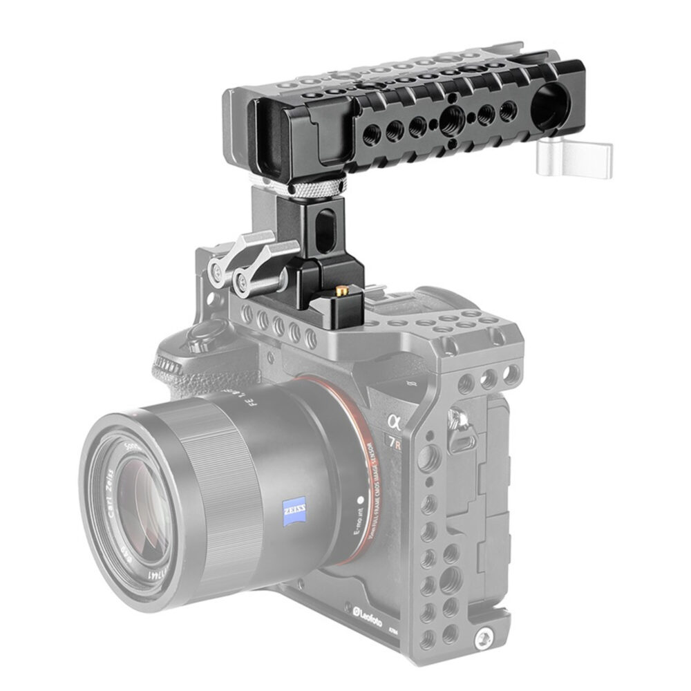 Leofoto AH-1 cameracage handgreep bovenop een camera cage gemonteerd op systeemcamera, schuin vooraanzicht.