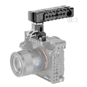 Leofoto AH-1 cameracage handgreep bovenop een camera cage gemonteerd op systeemcamera, schuin vooraanzicht.