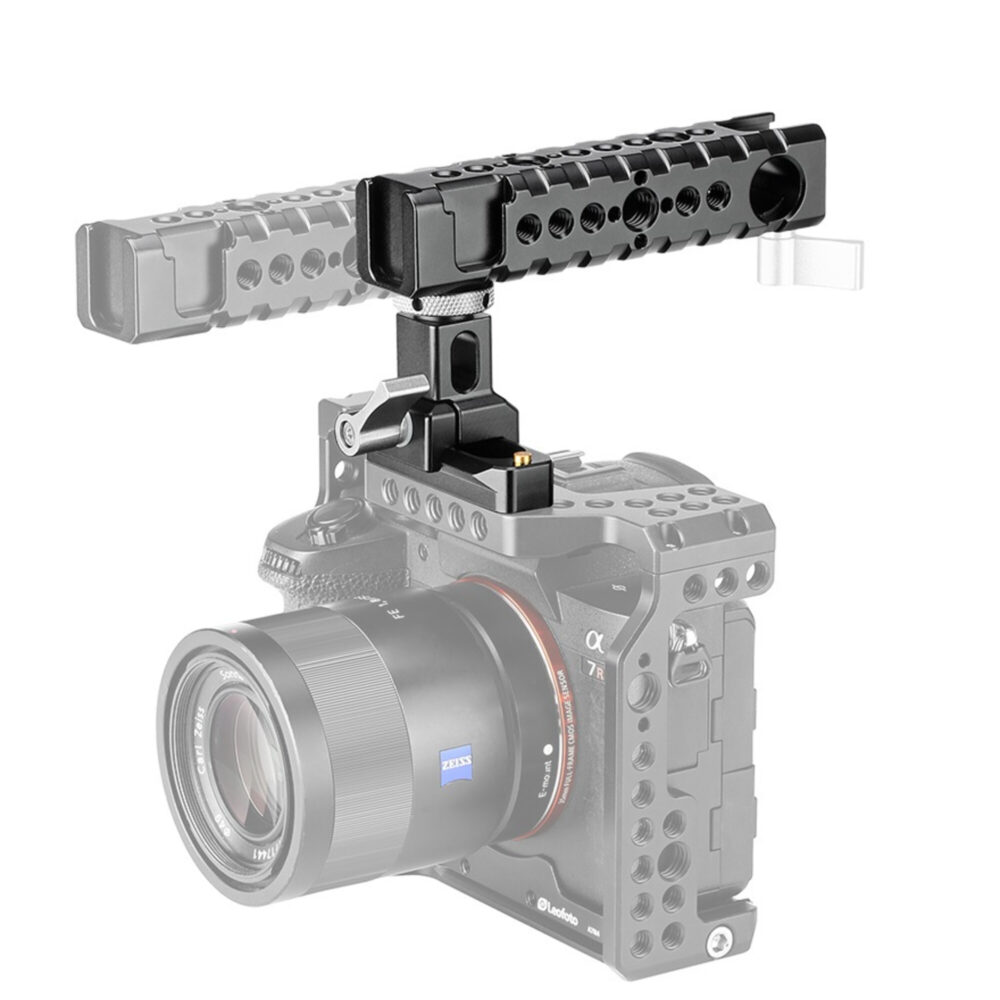 Leofoto AH-1 cameracage handgreep als top-handle op camera cage met systeemcamera, zijaanzicht voor videoregistratie.