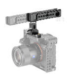 Leofoto AH-1 cameracage handgreep als top-handle op camera cage met systeemcamera, zijaanzicht voor videoregistratie.
