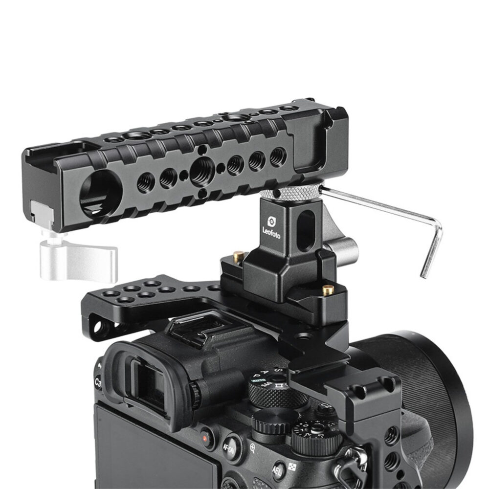Leofoto AH-1 cameracage handgreep op camera cage met zichtbare inbussleutel voor het vastzetten van de snelkoppeling.