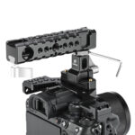 Leofoto AH-1 cameracage handgreep op camera cage met zichtbare inbussleutel voor het vastzetten van de snelkoppeling.