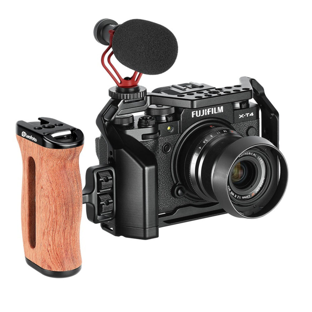 Leofoto CH-3 cameracage houten handgreep gemonteerd op cameracage met systeemcamera en microfoon voor video-opnames.