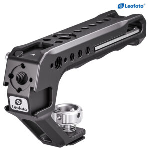 Leofoto AH-2-3 cameracage top handle detailaanzicht van voorzijde met logo en zilveren klemschroef.