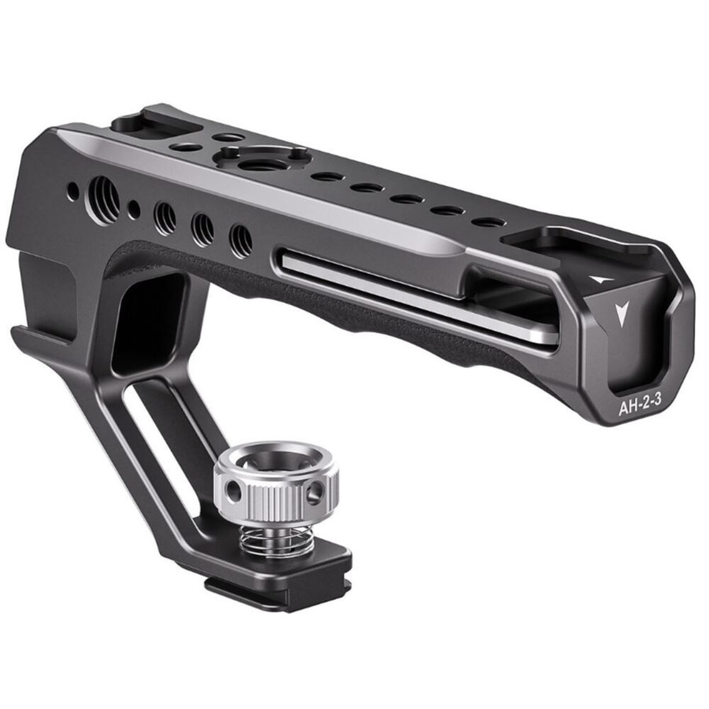 Leofoto AH-2-3 cameracage top handle schuin zijaanzicht met lange accessoirerail en montagearm met flitsschoenadapter.
