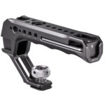 Leofoto AH-2-3 cameracage top handle schuin zijaanzicht met lange accessoirerail en montagearm met flitsschoenadapter.