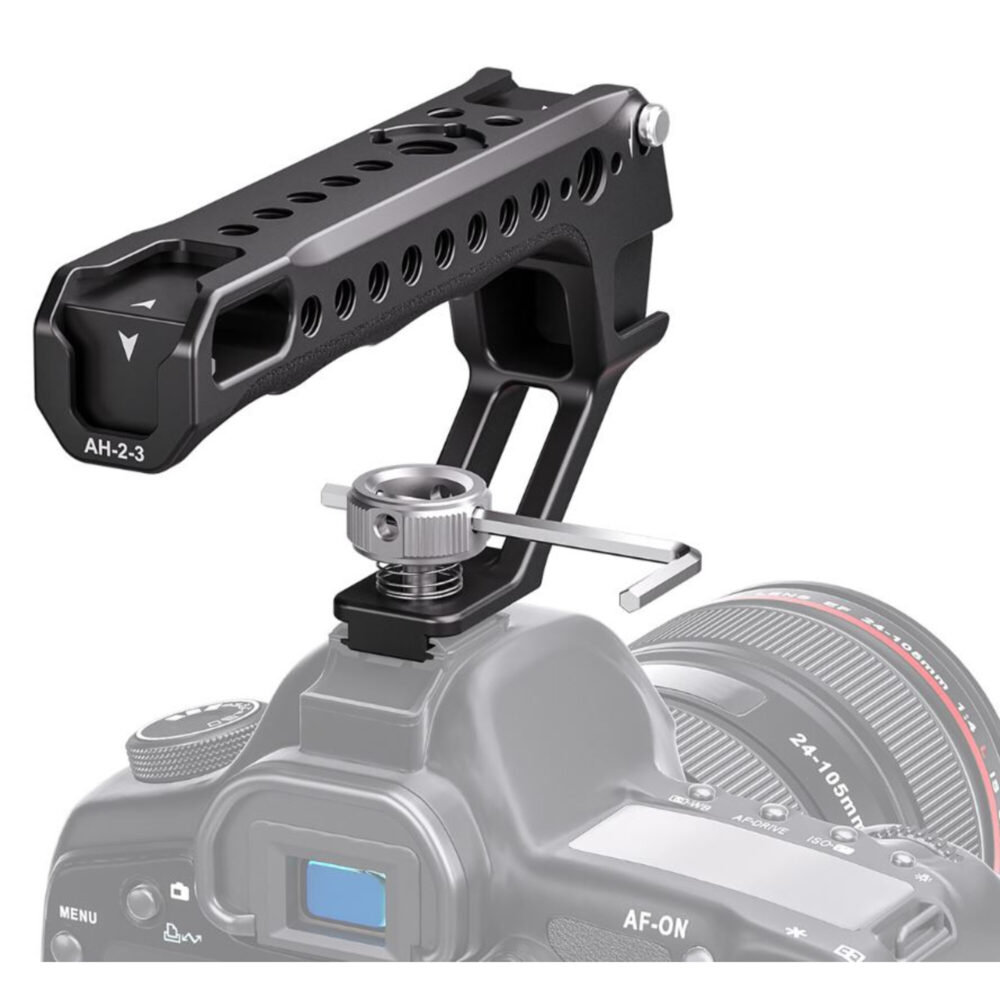 Leofoto AH-2-3 cameracage top handle gemonteerd in de flitsschoen van een camera voor stabiele handheld videoregistratie.