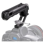 Leofoto AH-2-3 cameracage top handle gemonteerd in de flitsschoen van een camera voor stabiele handheld videoregistratie.
