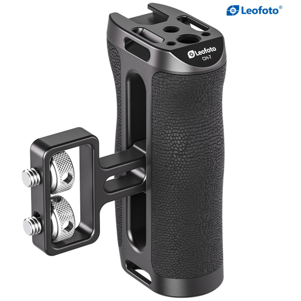 Leofoto CH-7-3 cameracage zijaanzicht van grip met naar buiten staande accessoireplaat voorzien van 1/4-inch schroefgaten.