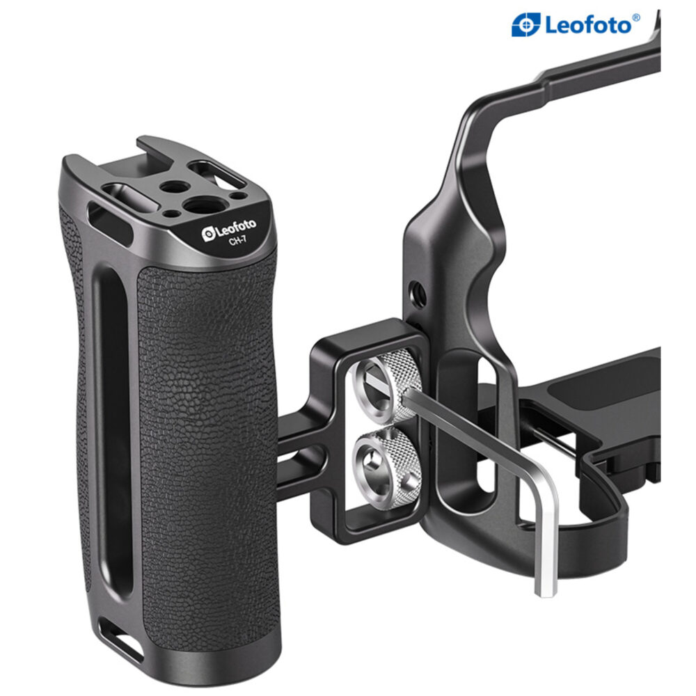 Leofoto CH-7-3 cameracage productafbeelding met hoogte-aanduiding van 80 millimeter naast de handgreep en montageblok.