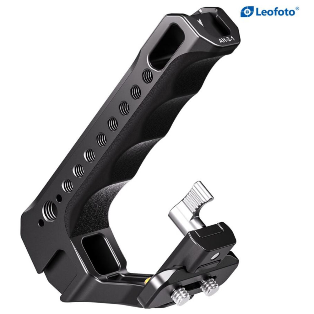 Leofoto AH-2-1 cameracage onderaanzicht van ergonomische handgreep met gegroefde siliconen binnenzijde voor extra grip.