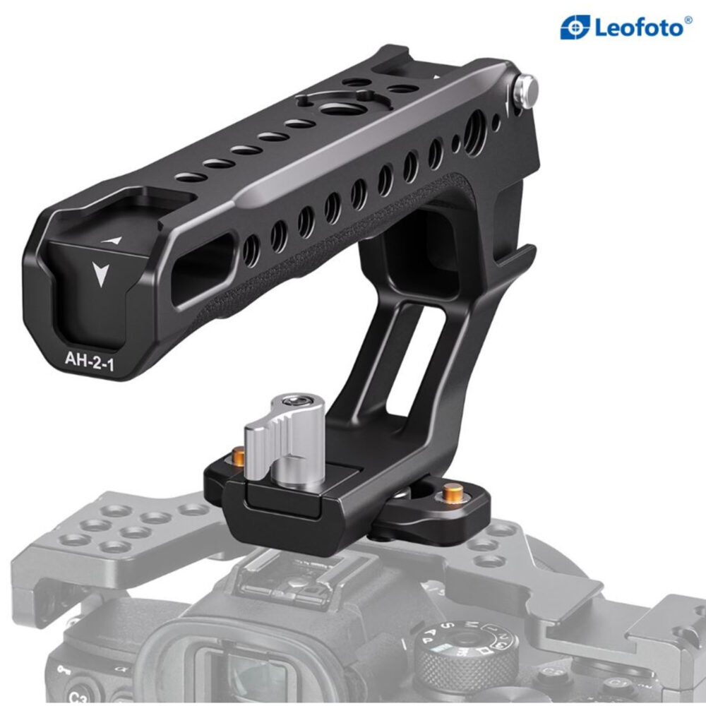 Leofoto AH-2-1 cameracage top-handle gemonteerd op een cameracage boven een grijze camerasilhouet.