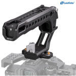 Leofoto AH-2-1 cameracage top-handle gemonteerd op een cameracage boven een grijze camerasilhouet.