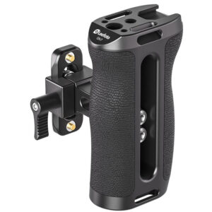 Leofoto CH-7-1 cameracage handgreep zijaanzicht met gemonteerde rail en 1/4-inch schroeven.