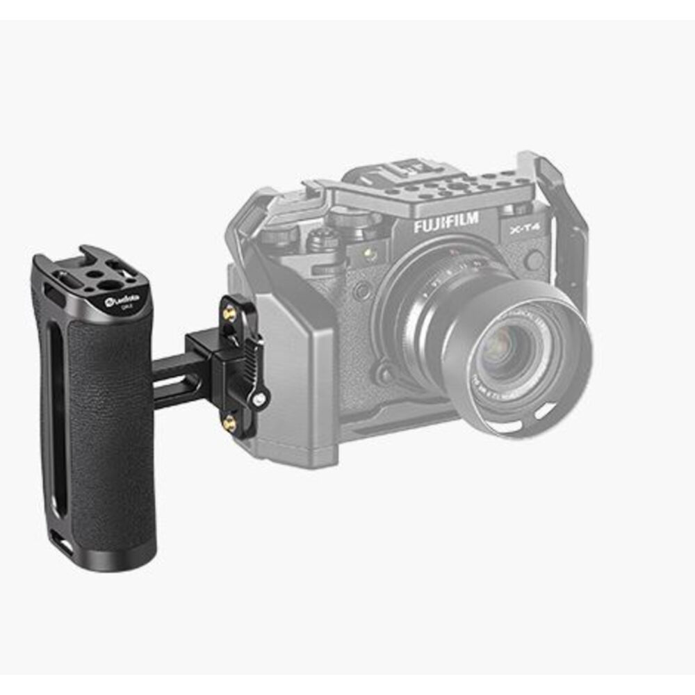 Leofoto CH-7-1 cameracage handgreep gemonteerd aan cameracage op systeemcamera.