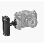 Leofoto CH-7-1 cameracage handgreep gemonteerd aan cameracage op systeemcamera.