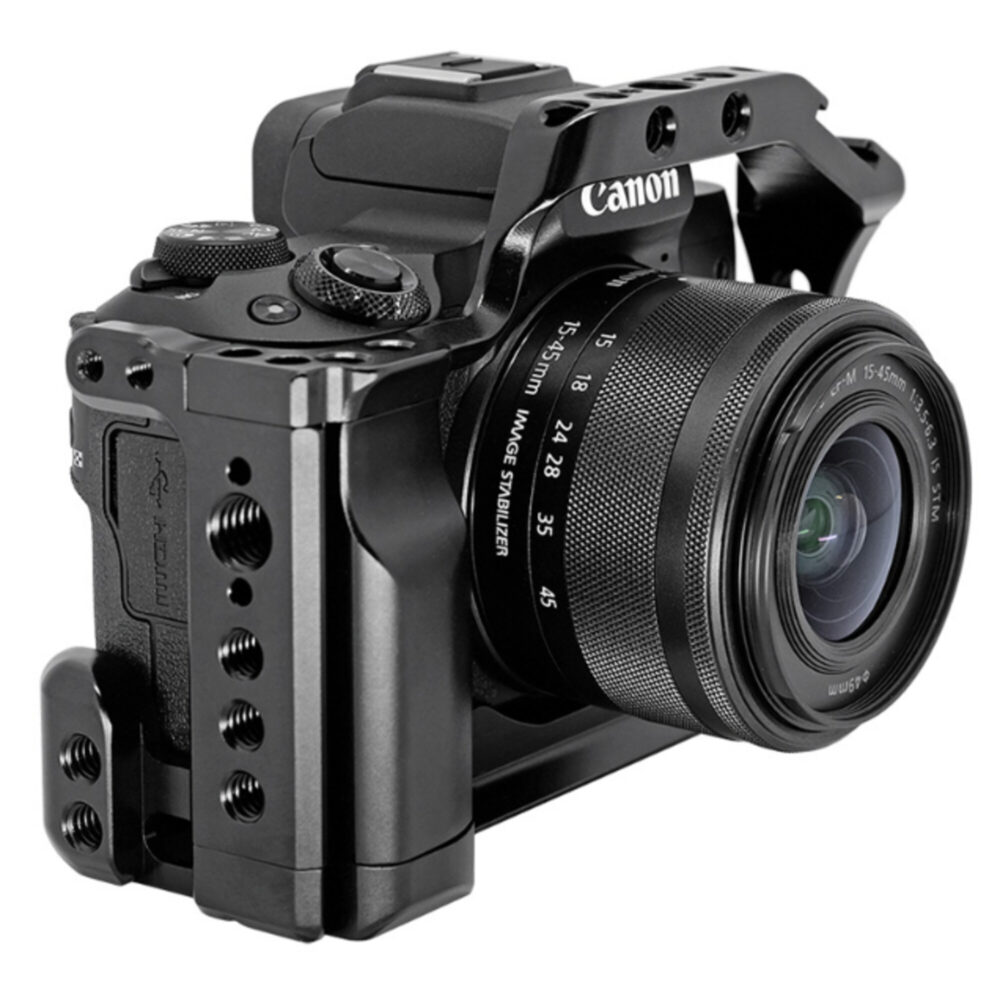 Leofoto EOS M50 cameracage gemonteerd rond Canon EOS M50 camera vooraanzicht met toegang tot alle knoppen en poorten.