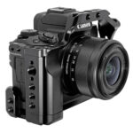Leofoto EOS M50 cameracage gemonteerd rond Canon EOS M50 camera vooraanzicht met toegang tot alle knoppen en poorten.