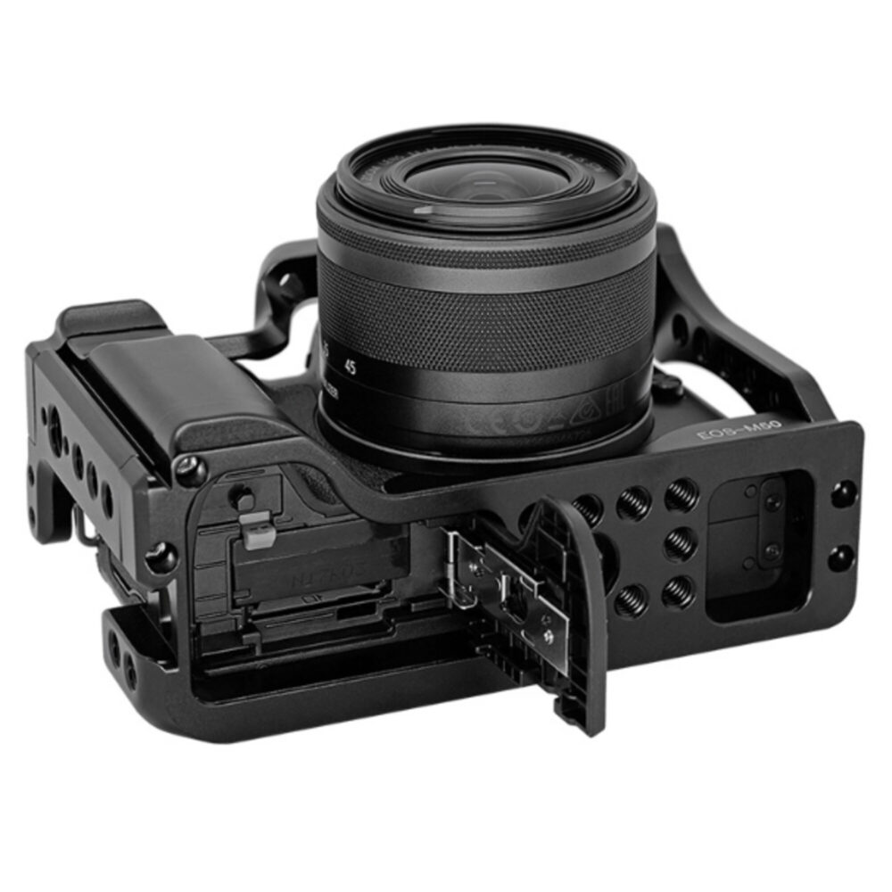 Leofoto EOS M50 cameracage onderaanzicht met Canon EOS M50 liggend en zicht op Arca-Swiss profiel.