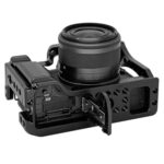Leofoto EOS M50 cameracage onderaanzicht met Canon EOS M50 liggend en zicht op Arca-Swiss profiel.