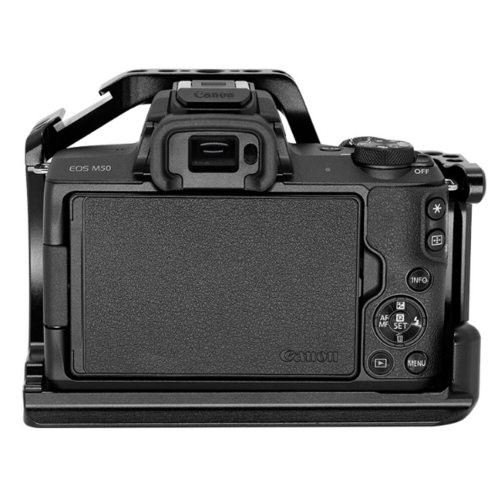 Leofoto EOS M50 cameracage achteraanzicht met Canon EOS M50 en vrij draaibaar lcd-scherm.