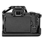 Leofoto EOS M50 cameracage achteraanzicht met Canon EOS M50 en vrij draaibaar lcd-scherm.