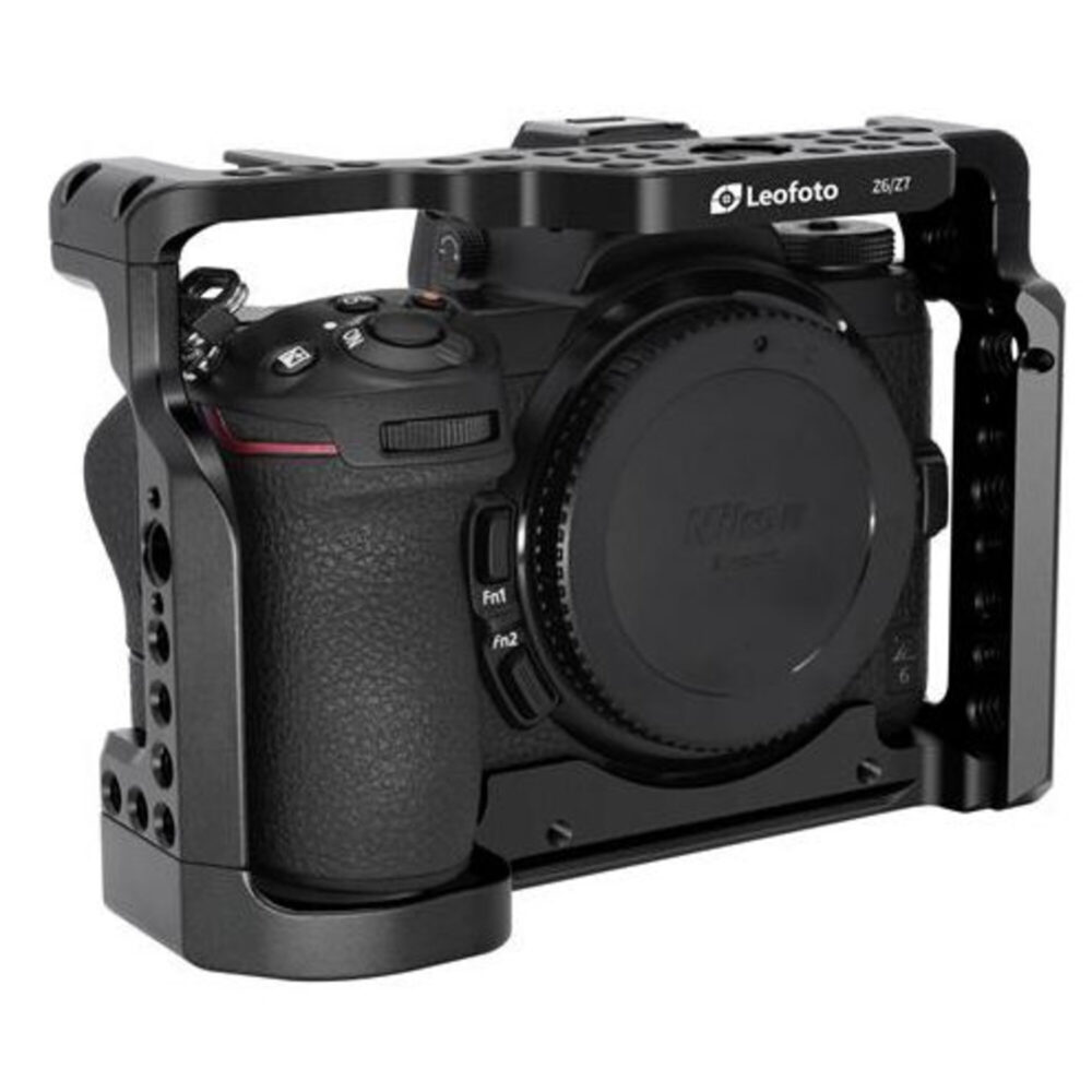 Leofoto Z6/Z7 cameracage voorbeeldtoepassing vooraanzicht met Nikon Z6/Z7 body gemonteerd in de cage.