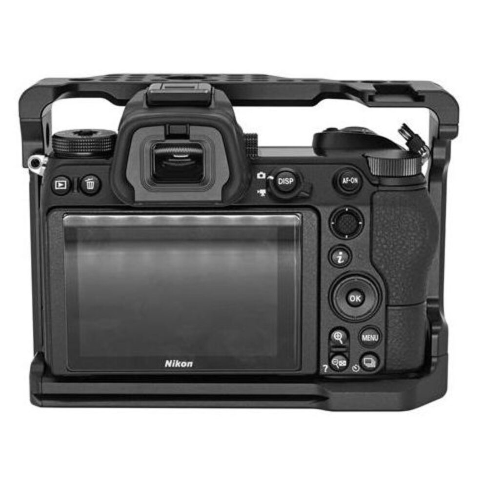 Leofoto Z6/Z7 cameracage voorbeeldtoepassing vooraanzicht met Nikon Z6/Z7 body gemonteerd in de cage.