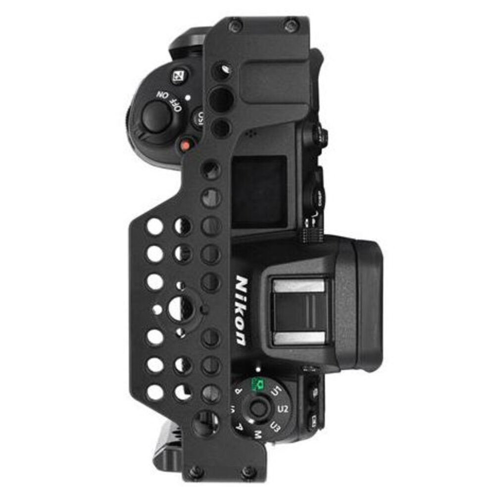 Leofoto Z6/Z7 cameracage voorbeeldtoepassing achteraanzicht met Nikon Z6/Z7 in cage en volledig zichtbaar lcd-scherm.