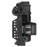 Leofoto Z6/Z7 cameracage voorbeeldtoepassing achteraanzicht met Nikon Z6/Z7 in cage en volledig zichtbaar lcd-scherm.