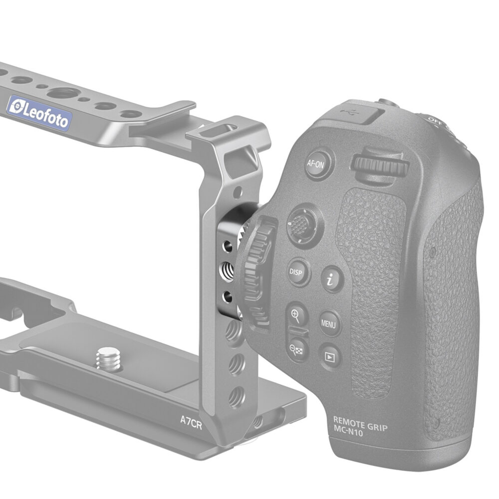 Leofoto ARI-01 cameracage met ARI-01 adapter die een externe remote grip aan de camera cage bevestigt.
