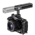 Leofoto AH-3-1 cameracage handgreep gemonteerd als top handle op cameracage met systeemcamera als voorbeeldopstelling.