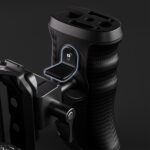 Leofoto CH-5L cameracage close-up van het aluminium scharnier en de dubbele 1/4-inch bevestigingsschroeven.